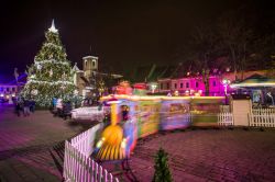 Il trenino per i bambini nell'ambito del Villaggio di Natale di Kaunas (Lituania), sulla Piazza del Municipio.
