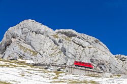Il trenino a cremagliera che porta sul Monte Pilatus a Lucerna. il più ripido del mondo - © Martin Lehmann / Shutterstock.com
