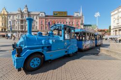 Trenino turistico in piazza Ban Jelacic a Zagabria, Croazia. La principale piazza della capitale è una delle 20 più belle d'Europa. Dominata dalla statua del Bano Josip Jelacic, ...