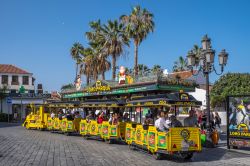 Trenino turistico in piazza dei Re Cattolici a Puerto de la Cruz, Spagna - © Salvador Aznar / Shutterstock.com