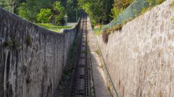 Il treno a cremagliera che porta al santuario di Santa Luzia a Viana do Castelo, Portogallo - © Elias Garrido / Shutterstock.com