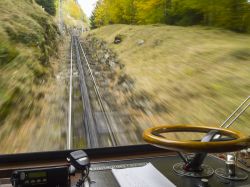 Pilatus-Bahnen: la vista dal vagone del treno a cremagliera - © Narongsak Nagadhana / Shutterstock.com