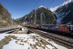 Un treno merci lungo la ferrovia del San Gottardo a Goschenen, Svizzera - © Maria_Janus / Shutterstock.com