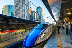 Le linee affusolate del treno Shinkansen in partenza da una stazione di Tokyo (Giappone) - © Vincent St. Thomas / Shutterstock.com
