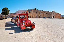 Treno turistico in sosta davanti al Monastero Arkadi a Rethymno, Grecia - © eFesenko / Shutterstock.com