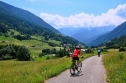 Trentino in bicicletta con la famiglia: ci sono vari percorsi non troppo impegnativi che dalla Val di Sole possono collegarsi a Pejo e alla Val di Non.