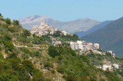 Trevi nel Lazio: il panorama del borgo a 800 metri di altitudine, nell'alta valle del fiume Aniene - © MM - CC BY-SA 3.0 - Wikimedia Commons.