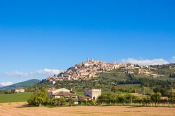 Il centro storico di Trevi in Umbria, fotografato dalla via Flaminia - © Buffy1982 / Shutterstock.com