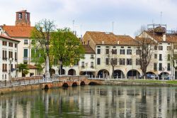 Treviso, la "piccola Venezia", con le acque dei suoi canali, Veneto. Per scoprire scorci originali della cittadina è sufficiente passeggiare a piedi fra le sue vie e piazze.


 ...