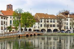 Treviso, la "piccola Venezia", con le acque dei suoi canali, Veneto. Per scoprire scorci originali della cittadina è sufficiente passeggiare a piedi fra le sue vie e piazze.


 ...