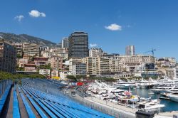Tribune vuote in attesa degli spettatori del Gran Premio di Formula 1 a Monte Carlo, Principato di Monaco.
 
