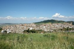 Il panorama di Tricarico tra le montagne della Basilicata - © Rocco Stasi - CC BY 3.0 - Wikipedia.