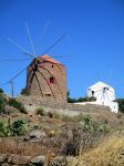 Gli antichi mulini che dominano il paesaggio di Tripiti, uno dei principali centri abitati di Milos, sono stati convertiti in lussuose strutture ricettive per i turisti, i quali vi possono pernottare ...