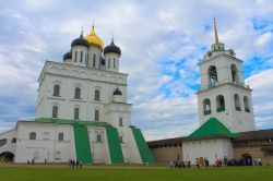 Troitsky sobor (la cattedrale della Trinità) con il campanile nella fortezza di Pskov, Russia - © Elena Serebryakova / Shutterstock.com