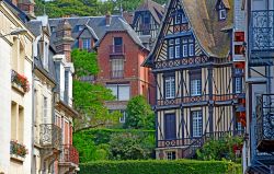 Trouville-sur-Mer è un'elegante località balneare francese frequentata fin dal XIX secolo da scrittori e intellettuali - © Pack-Shot / Shutterstock.com