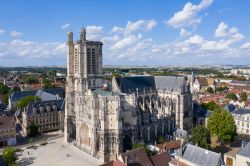 Troyes (Francia): veduta aerea della cattedrale di San Pietro e San Paolo. Per completare questo edificio religioso ci sono voluti ben 400 anni. 
