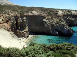 Tsigrado, Milos: è in assoluto una delle spiagge più belle e spettacolari dell'isola. Si trova a fianco della spiaggia di Firiplaka ed è raggiungibile via mare oppure scendendo ...