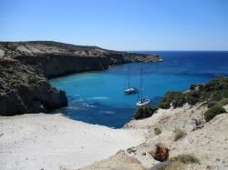 Tsigrado, Milos, Grecia: è una delle baie più belle di Milos, come dimostra chiaramente la foto. La piccola spiaggetta che si trova più in basso ha però la caratteristica ...