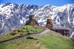 Tsminda Sameba il Monastero della Trinità di Gergeti a Kazbegi in Georgia.


