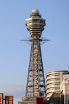 Tsutenkaku Tower, simbolo della città di Osaka (Giappone): la sua costruzione risale al 1912. Raggiunge i 103 metri di altezza - © george photo cm / Shutterstock.com