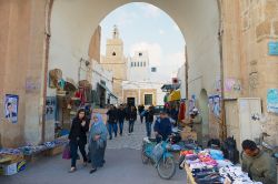 Tunisini nella Medina di Sfax. Abitato da oltre 100 mila persone, questo quartiere costruito fra l'849 e l'851 è dominato dalla Grande Moschea di Sfax - © Dmitry Chulov / ...