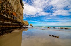Riflessi sulla sabbia bagnata a Tunnel Beach nei pressi di Dunedin, Isola del Sud, Nuova Zelanda - © Evgeny Gorodetsky / Shutterstock.com