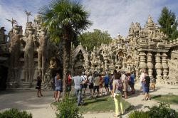 Turisti al cospetto della follia di Ferdinand Cheval  e il suo Palazzo Ideale ad Hauterives . - © Pierre Jean Durieu / Shutterstock.com