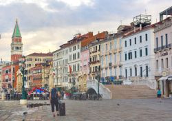 Turista con la valiga lungo i canali di Venezia. - © Yavuz Sariyildiz / Shutterstock.com