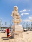 Un turista vicino al monumento a Sebastiao Jose De Carvalho e Mello a Vila Real de Santo Antonio, Portogallo - © Christine Bird / Shutterstock.com