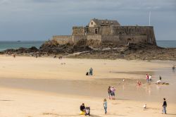 Turisti a passeggio sulla spiaggia a Petit Bé, Saint-Malo, con la bassa marea - ©Victor Maschek / Shutterstock.com 