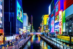 Turisti a passeggio di notte nell'area di Dotonbori, Osaka, Giappone - © Guitar photographer / Shutterstock.com