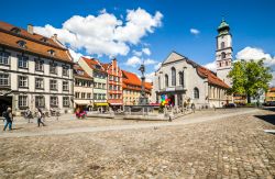 Turisti a passeggio in Marktplatz a Lindau, Germania, in una giornata di sole - © Olgysha / Shutterstock.com