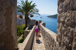 Turisti a passeggio lungo i camminamenti delle fortificazioni di Dubrovnik, Croazia.

