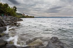 Turisti a passeggio lungo la sponda del lago di Bracciano a Trevignano Romano, Lazio.



