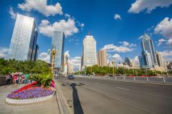 Turisti a passeggio lungo un viale di Urumqi, Cina - © smiling_z / Shutterstock.com