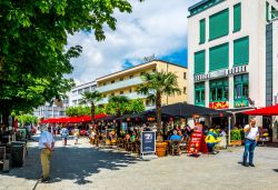 Turisti a passeggio nel centro storico di Vaduz, Liechtenstein. In questo piccolo territorio sono conservati tesori di grande valore architettonico e storico - © trabantos / Shutterstock.com ...