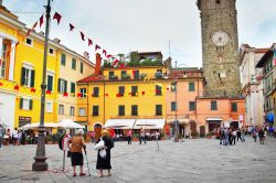 Turisti a passeggio nel piazza del centro storico di Pontremoli, Lunigiana, Toscana - © iryna1 / Shutterstock.com