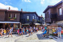 Turisti a passeggio nelle strade del centro di Nesebăr (Bulgaria) tra caffè, ristorantoi e negozi - © Ungvari Attila / Shutterstock.com