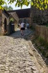 Turisti a passeggio per il borgo di Beynac-et-Cazenac, Francia - © wjarek / Shutterstock.com