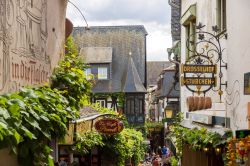 Turisti a passeggio per un vicolo di Rudesheim am Rhein, Germania - © S-F / Shutterstock.com