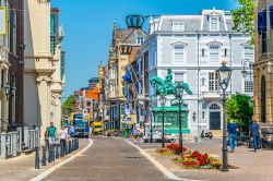 Turisti a passeggio su una strada commerciale nel centro di Den Haag, Olanda - © trabantos / Shutterstock.com