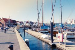 Turisti a passeggio sul porto di Flensburg, che in passato fu uno dei più importanti della Germania sul Mar Baltico - © KrakenPlaces / Shutterstock.com