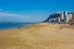 Turisti a passeggio sulla spiaggia di Pesaro nella stagione estiva, Marche, Italia - © Buffy1982 / Shutterstock.com