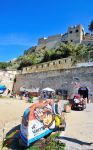 Turisti a spasso sull'isola di San Nicola, la terza per estensione dell'arcipelago delle Tremiti (Puglia) - foto © maudanros / Shutterstock.com