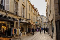 Turisti a spasso nella cittadina medievale di Perigueux, Francia - © Anton_Ivanov / Shutterstock.com