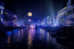 Turisti affollano i canali di Venezia (Veneto) alla performance Blame the Moon by night - © Gentian Polovina / Shutterstock.com