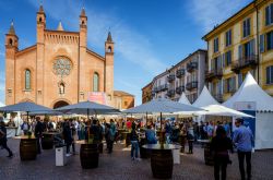 Turisti al food show Vinum ad Alba, nei pressi di Asti. Si tratta di uno dei tradizionali appuntamenti eno-gastronomici del Piemonte - © Alessandro Cristiano / Shutterstock.com