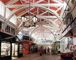 Turisti al mercato coperto di High Street a Oxford, Inghilterra. Aperto il 1° novembre 1774, Covered Market è uno storico mercato ancora in funzione ai giorni d'oggi - © ...