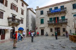 Turisti al Museo Marittimo nella città vecchia di Cattaro, Montenegro. Ospitato nel palazzo Gregurina, questo museo permette di ammirare da vicino modellini di navi e barche a vela oltre ...