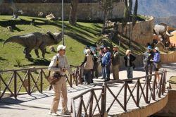 Turisti presso il Parque Cretácico, il parco tematico dedicato ai dinosauri che si trova a pochi km a nord della città di Sucre (Bolivia) - foto © Free Wind 2014 / Shutterstock
 ...